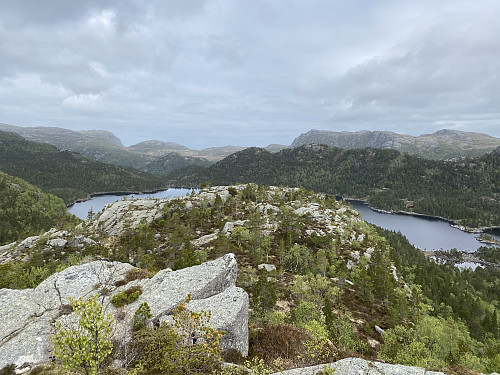 Frå sjølve toppen er utsikten nordover mot Holmavatnet litt begrensa. Krunefjell og Reinaknuten er kjenneslege bakerst