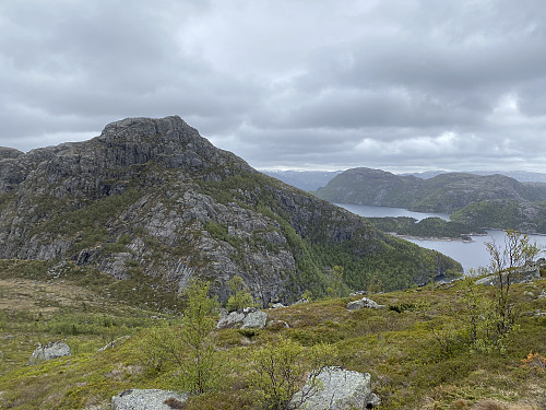 Frå oppunder Kollåsen mot Nibba og eidet mellom Hengjanevatnet og Svortingsvatnet