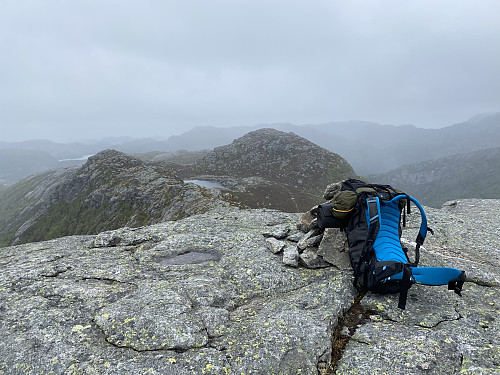 På toppen av Revafjellet med utsikt utover fjellryggen