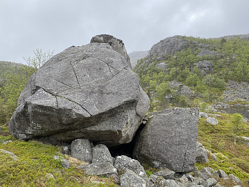Hidleren under den store steinen med fiskarhytta i bakgrunnen