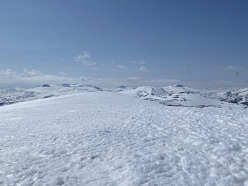 Utsikt vestover fjellryggen hvor vi ser Moldulhø sentralt og Hestbrepiggane til venstre. På andre siden av Lundadalen stikker Hestdalshøgda seg fram med det karakteristiske øststupet