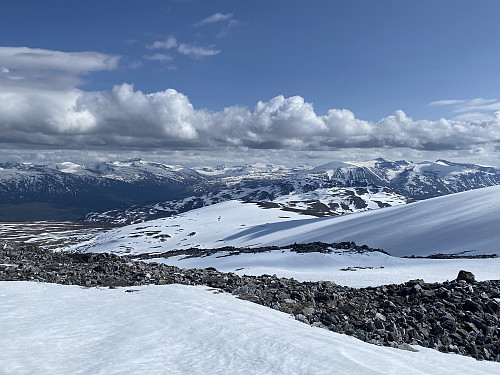 Pause under Moldulhø med fantastisk panorama mot Jotunheimen. Massivene rundt Galdhøpiggen og Glittertind dominerer kledelig