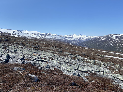 Oppe ved den første snøen på ca. 1300moh med flott utsikt sørvestover mot Tundradals- og Tverrådalskyrkja