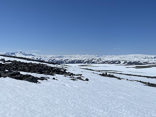 Enda en time igjen til topps, men med slik utsikt er det ingen problem med en pust i bakken. Bakteppet dannes av Jostedalsbreen med Lodalskåpa og Brenibba sine karakteristiske profiler, og til venstre går Tundradals- og Tverrådalskyrkja nesten i ett