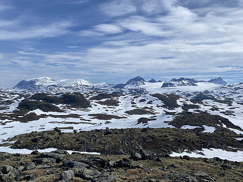 Fra oppunder toppen med panorama mot tinderekka mellom Leirdalen og Sognefjellet. Vi ser «alt» fra Storebjørn til Loftet