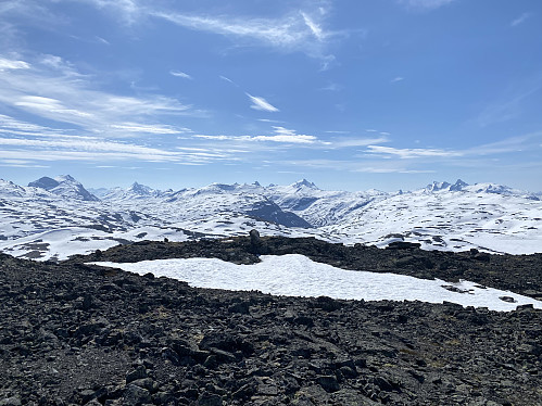 Utsikt østover i Jotunheimen, hvor vi ser «alt» fra Stølsnostind til Rauddalstindane