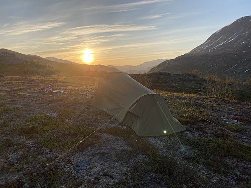 Nattlig ærend kl. 0430, og sola er allerede oppe på teltplassen i Bøverkinnhalsen