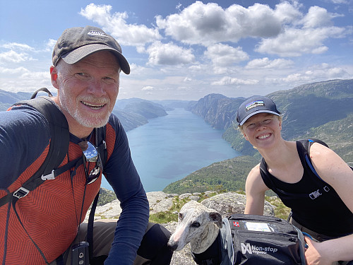 Heilt vest på heia får me kjempeutsikt ned til Bakken og ut fjorden