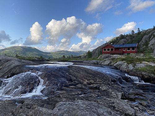 Hytta ligg vakkert til i Sunnmorkhølen!