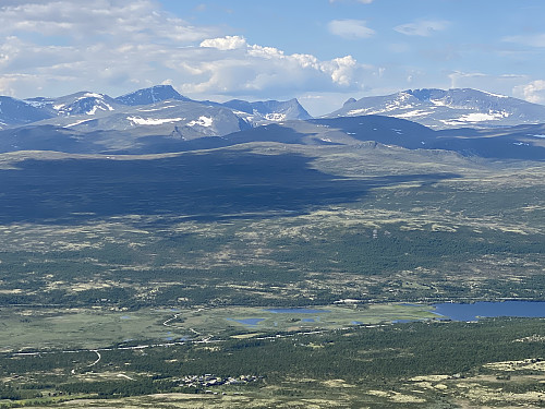 Zoom mot Furuhaugli og 2000m-toppene på Dovrefjell