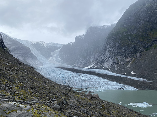 Austerdalsbreen med brefallene Odins- og Torsbreen. Det er samløpet av disse som danner den karakteristiske midtmorenen. Ifølge kartet er det idag drøyt 2 km fra brefronten og inn til de to brefallene