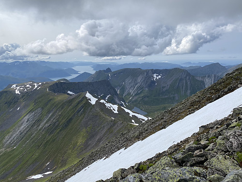 Snaut 100 hm igjen av den bratte toppryggen, og kanonutsikten åpner seg vestover. Vi ser Vasskoppevatnet, Liadalsnipa og ut Rovdefjorden helt til Stadlandet