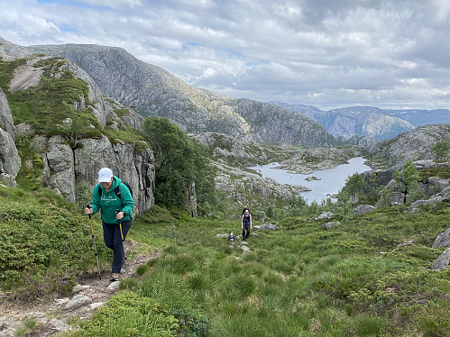 Bratt opp i Trongedalen med Kvednavatnet nedanfor