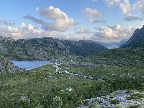 Songesandstølen og Stølatjødna sett frå såta vestanfor Stølsknuten. Songesandheia og Lysefjorden dannar bakteppet