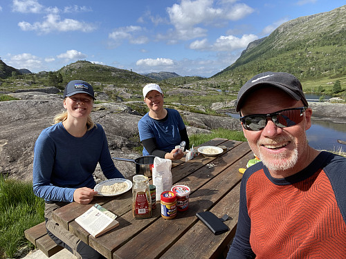 Herleg midtsommarfrukost i Sunnmorkhølen!