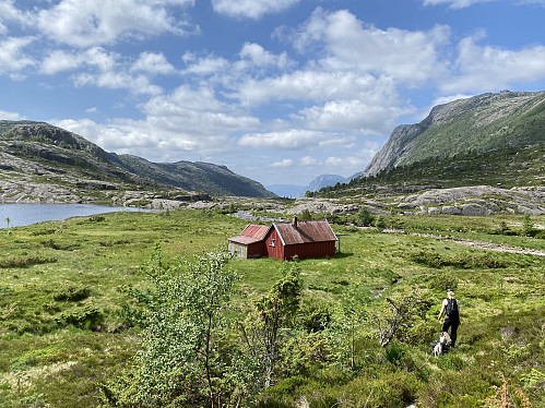Nederste hytta og utsikt ut Skurvedalen