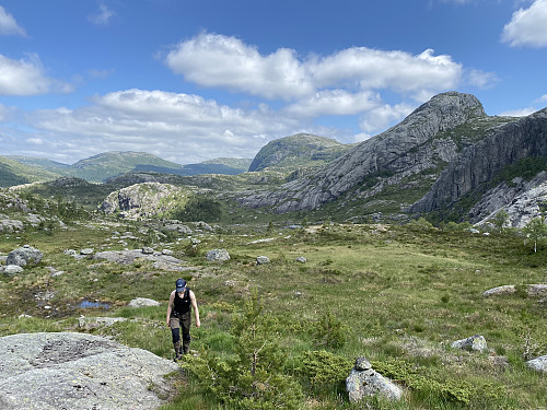 I fint driv mot Songesandheia, her med Beinafjellet og Hardhausen som dominerande toppar