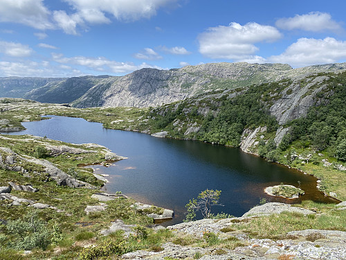 Ved Longatjødna med Nordafjellet på andre sida av Skurvedalen i bakgrunnen