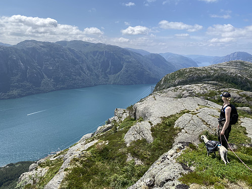 Frå same staden med utsikt utover og jamvel beint ned til Songesand kai