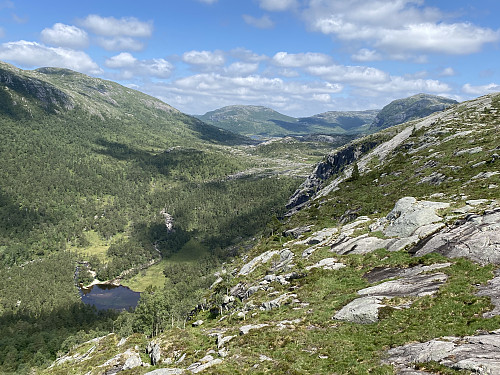 På kanten mot Skurvedalen ser me beint ned i Paradis (Skurvedalstjødna). Dei dominerande toppane er Kuhaugen, Åsliknuten og Hardhausen