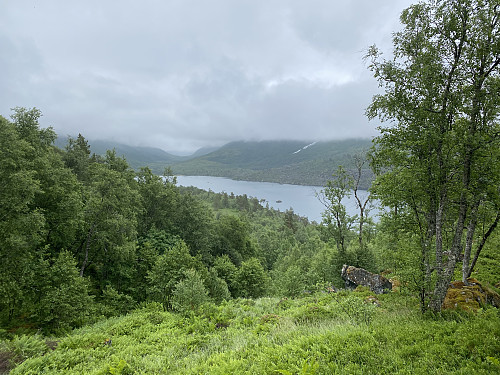 Utsikten åpner seg mot det største og ytterste Innerdalsvatnet, men skydekket skjuler dessverre alt over 6-700 moh. Elva Flua fra Giklingdalen går flomstor pga. snøsmeltingen
