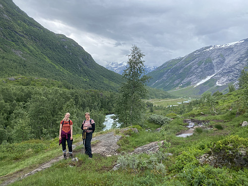 Vi vinner høyde innover Austerdalen, som er litt småkupert det første stykket