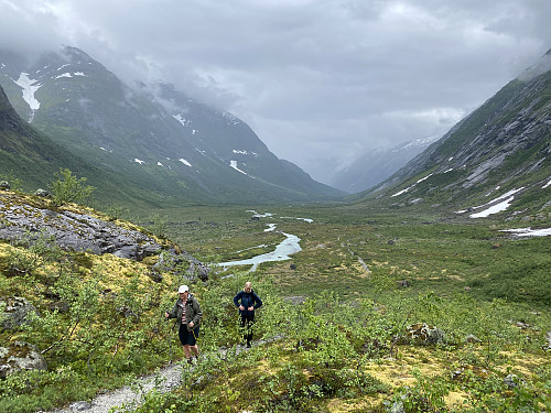 Vi nærmer oss breen etter om lag 100m stigning fra det relativt flate moreneområdet
