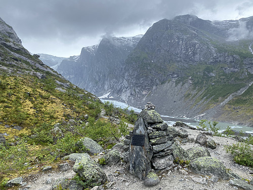 Minnetavlen over Slingsbys legendariske tur 11. august 1894
