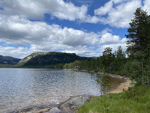 På god sti langs Lytingsvatn med Strondfjellet midt imot