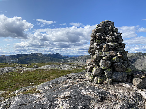 Toppvarden på Førheinutane og nordvestlig utsikt mot Valevatna og Roan