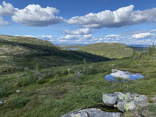 Fra oppunder Stondfjellet med nordøstlig utsikt mot Øyvatnet og Frostlilanglifjellet