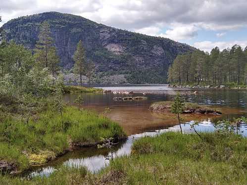 Idyll ved Kilsoddane med Strondenuten som bakteppe