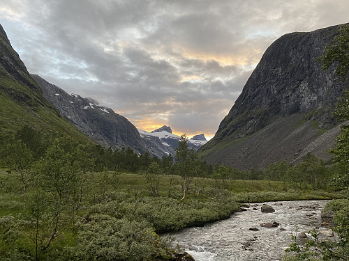 Ankomst i Stølsmaradalen i fantastisk kveldslys og ditto himmel over Stølsmaradalstind og Midtre Ringstind