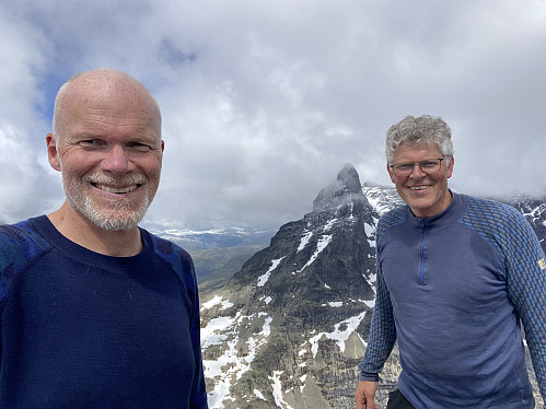 Storfornøyde på Store Midtmaradalstind med fullført toppliste 2000m pf≥30m for Jotunheimen
