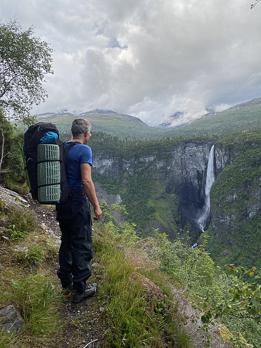 Etter en time opp Brendeteigen er vi på høyde med toppen av fossen. Svetten siler og det er bare godt med en fotopause