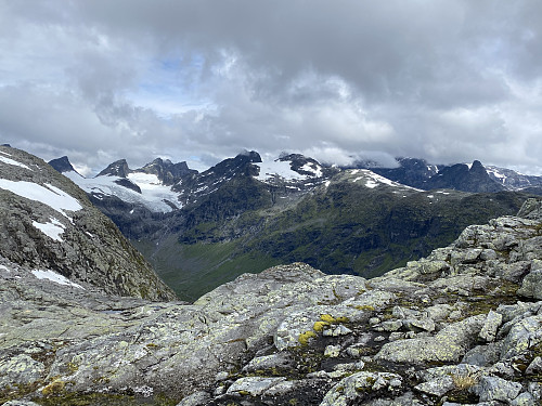 Kikk ned i Stølsmaradalen. Hurrung-panorama kledelig i bakgrunnen med gårsdagens topper sentralt