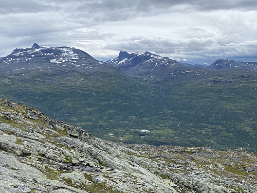 Mot Vettismorki med Morka-Koldedalen flankert av Stølsnostind, Falketind og Hjelledalstind