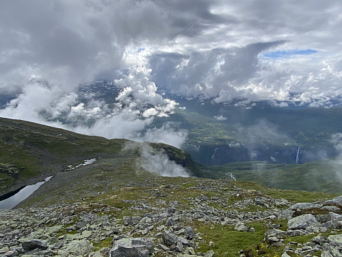 Fra oppunder toppen av Stølsnosi med tilbakeblikk mot Storebekkvatnet, Stølsmaradøla og Vettisfossen