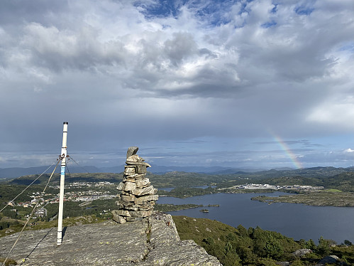 Ved utsiktsvarden med regnbue over Aksdal