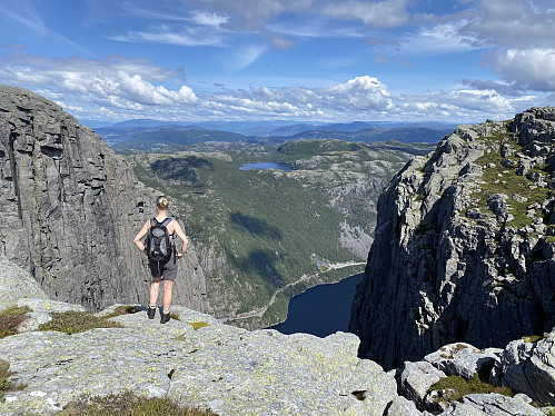På stupkanten mot Tysdalsvatnet med Tjelmavatnet kjennesleg på andre sida