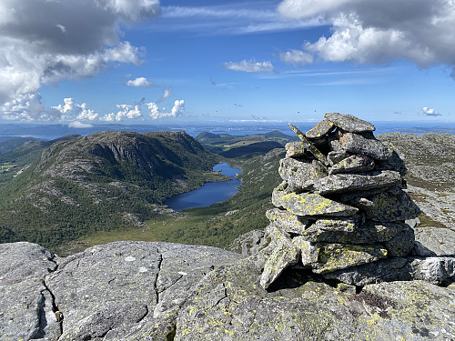Frå varden på Ternefjell mot Tibergfjell og Longabergdalen