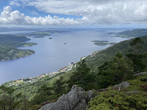 Frå kanten av Husafjellet mot Skjersvika (Vigå) og Idsefjorden