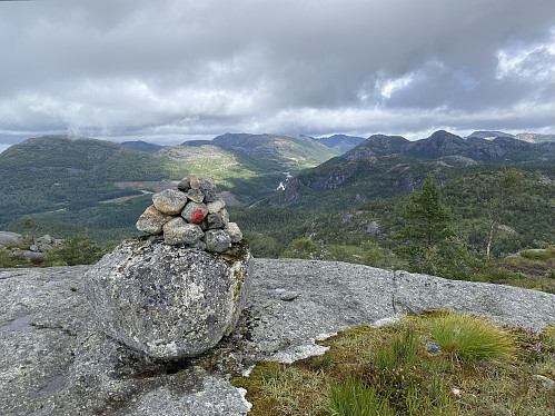 Frå toppen av Husafjellet mot Dalavegen. Jørpelandsåna går flaumstor ved Storåfoss