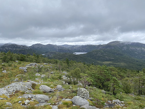 Frå oppunder Øykjafjellet mot Moslitjødnane og -vatnet. Moslivarden dominerer til høgre