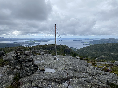 På toppen av Øykjafjellet med tilbakeblikk mot Husafjellet nærast og Tunglandsfjellet til høgre