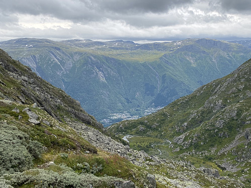 I det øvre Tokheimsskardet med utsikt helt ned til Sørfjorden
