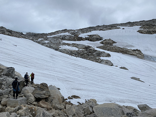 Siste etappe opp til Holmaskjer går gjennom mer uveisomt landskap med steinrøys, svaberg og snøfenner