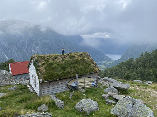 Ved Gardshammar med utsikt mot Sunndal og fjorden