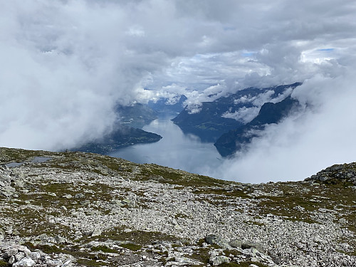 Kort glimt inn Lustrafjorden helt til Skjolden
