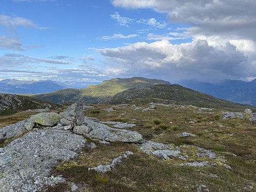 Fra høyeste punkt mot Hovlandsskuten og Håfjellet